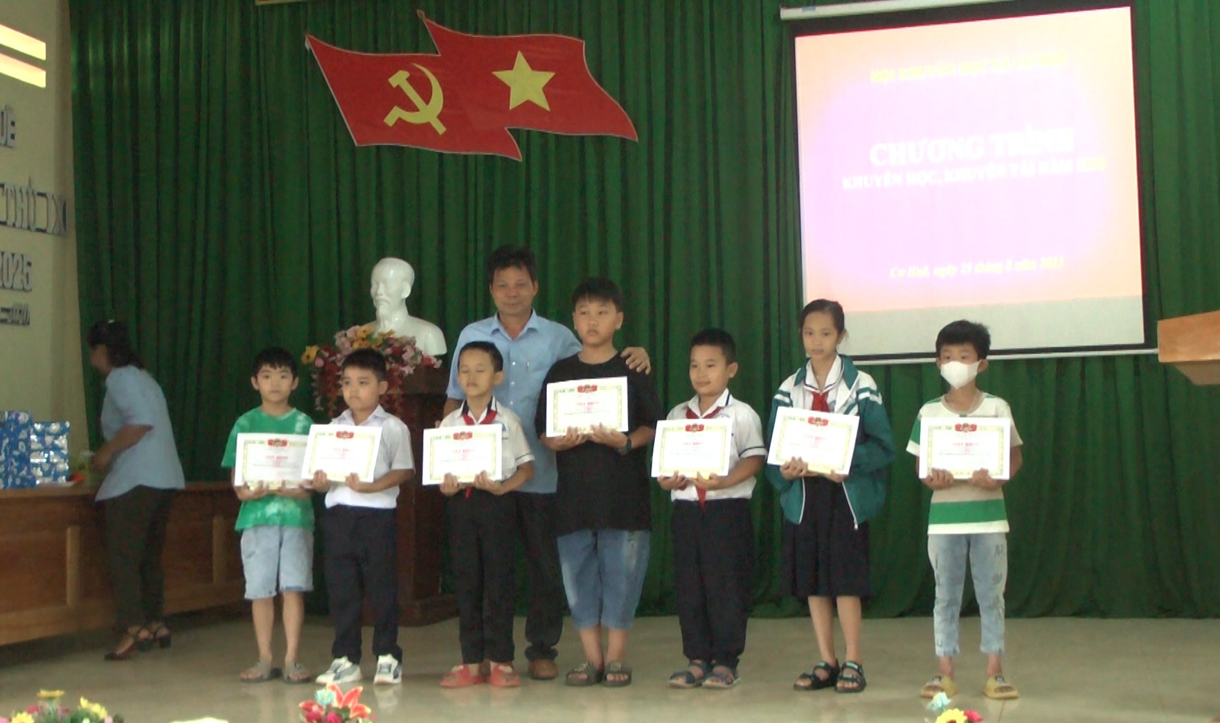 Hội khuyến học, khuyến tài xã Cư Huê tổ chức Lễ tuyên dương, phát thưởng cho các em học sinh đạt thành tích cao trong năm học 2022 – 2023.